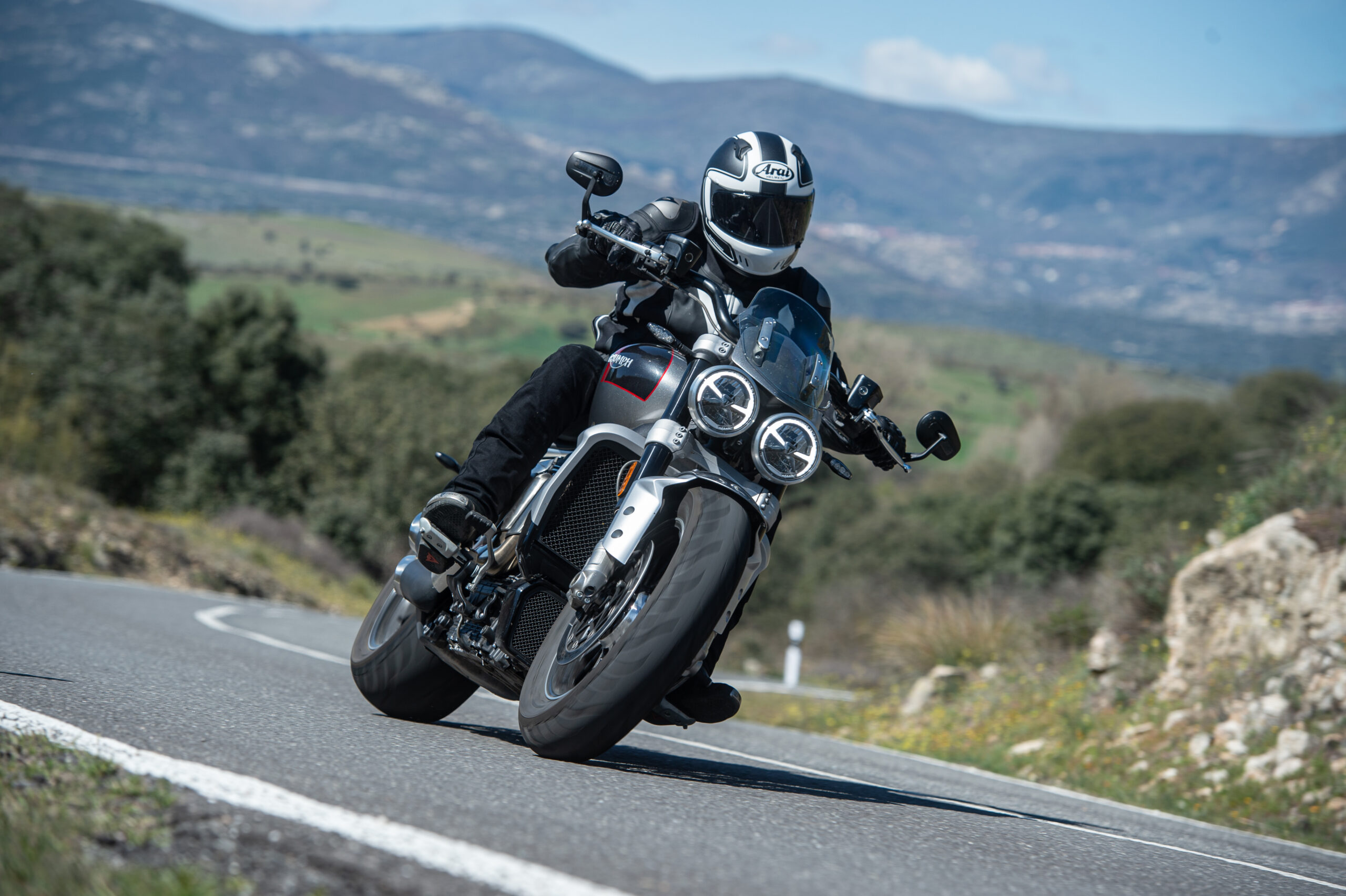 The Monster: Triumph Rocket 3 - BikesGuide ikman